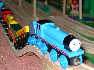 Edward schiebt Gordon den Berg hinauf