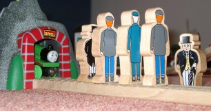 Die Passagiere, der Schaffner, der Heizer und der Lokomotivf&uuml;hrer versuchen Henry aus dem Tunnel zu ziehen