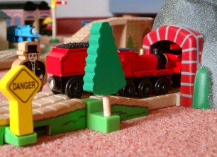 James versucht Henry aus dem Tunnel zu schieben