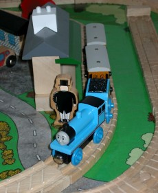 Edward dampft aus dem Bahnhof