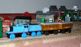 Edward dampft aus dem Bahnhof